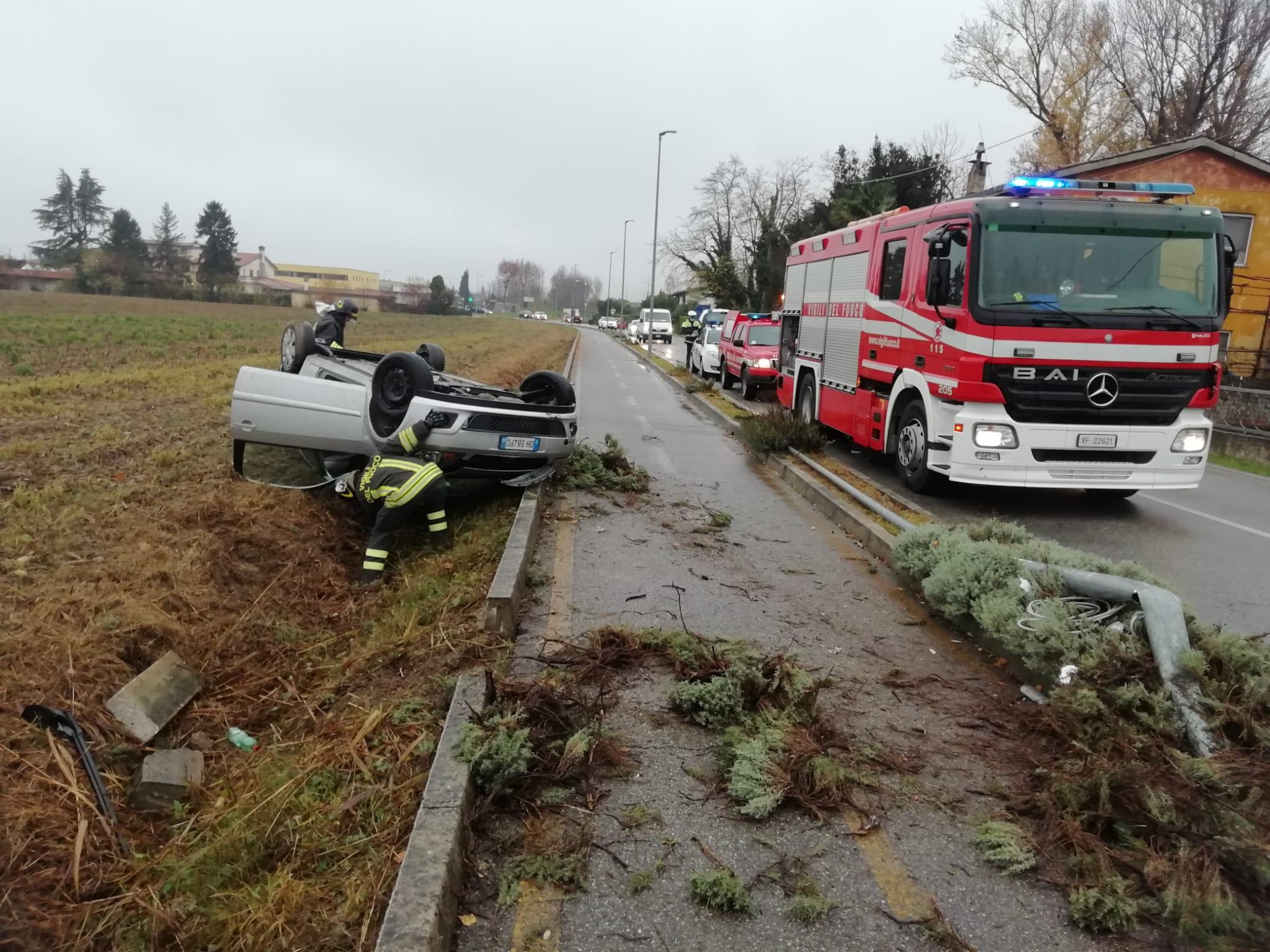Immagine per Sbandano e finiscono con l'auto sottosopra, paura a Fiumicello e Visco